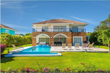 Chicago Bricks and Coral Stone Pool Deck: A Timeless Combination for Outdoor Living